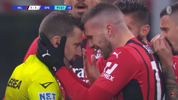 Судья ошибочно отобрал важный гол «Милана» и заплакал после матча – его утешали Златан и другие