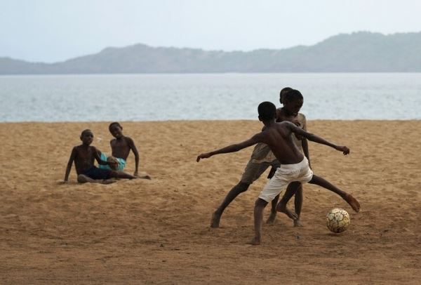 Как живут Коморы, сверкнувшие на Кубке Африки: 20 госпереворотов за 40 лет, половина населения моложе 20, мечты о переезде во Францию
