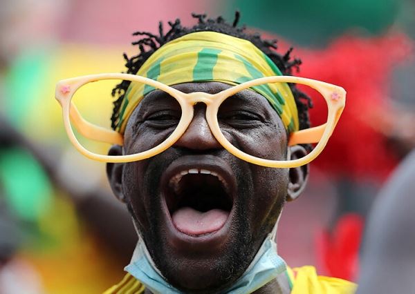 Слон на голове, костюм льва (точно костюм?) и тонны краски – это все болельщики Кубка Африки. Кто здесь самый невероятный?