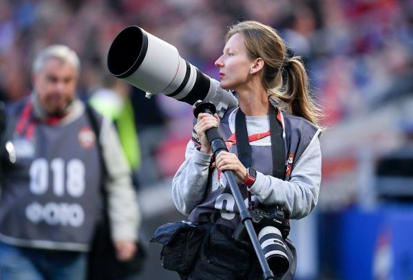 Фотограф из России разрывает мировые конкурсы. Это она поймала пустой взгляд Месси рядом с Кубком мира