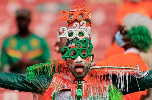 Слон на голове, костюм льва (точно костюм?) и тонны краски – это все болельщики Кубка Африки. Кто здесь самый невероятный?